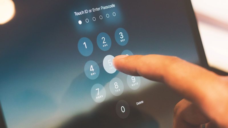 Persona digitando un código de seguridad en la pantalla de un teléfono móvil